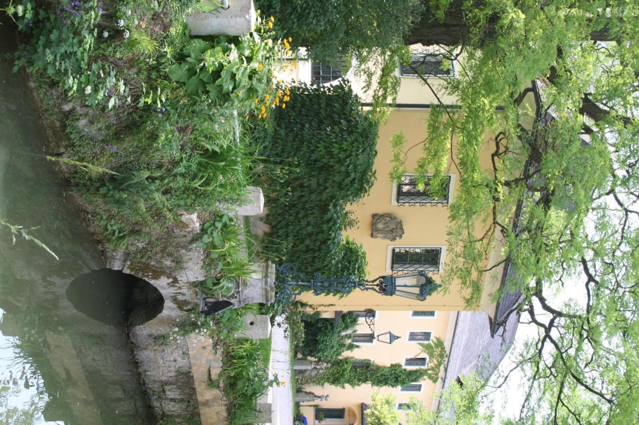 Gastehaus Schloss Bernau Hotell Fischlham Exteriör bild