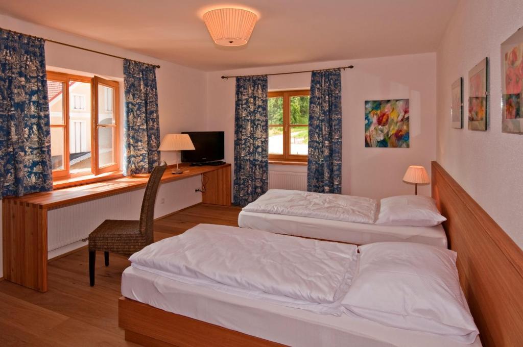 Gastehaus Schloss Bernau Hotell Fischlham Rum bild