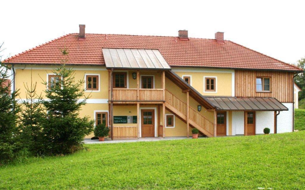 Gastehaus Schloss Bernau Hotell Fischlham Exteriör bild