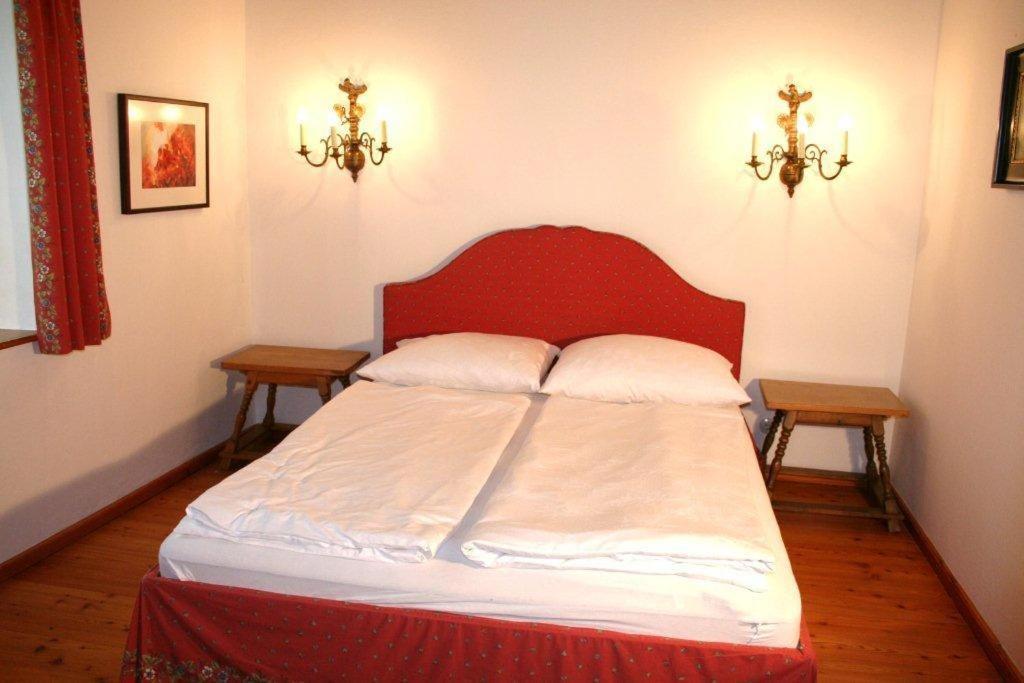 Gastehaus Schloss Bernau Hotell Fischlham Rum bild