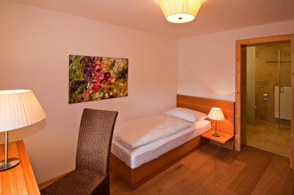 Gastehaus Schloss Bernau Hotell Fischlham Rum bild
