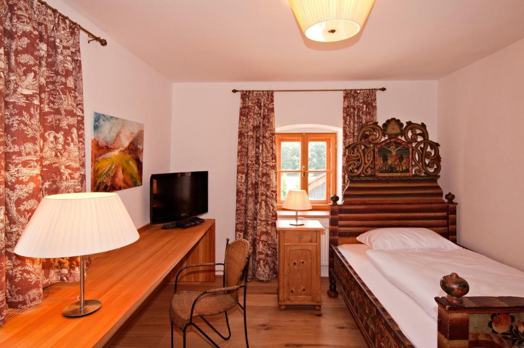Gastehaus Schloss Bernau Hotell Fischlham Rum bild