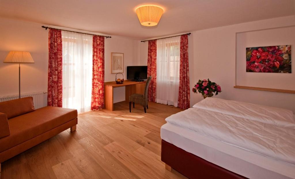 Gastehaus Schloss Bernau Hotell Fischlham Rum bild