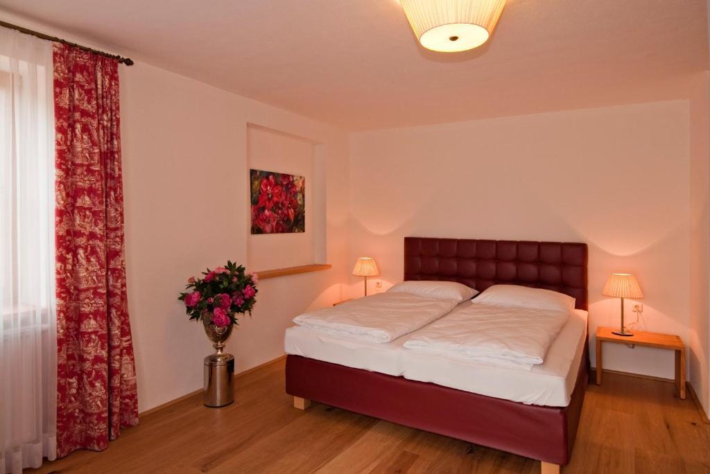 Gastehaus Schloss Bernau Hotell Fischlham Rum bild