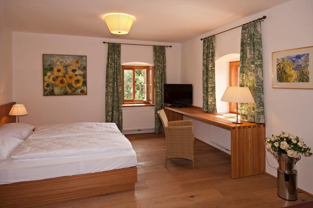 Gastehaus Schloss Bernau Hotell Fischlham Exteriör bild