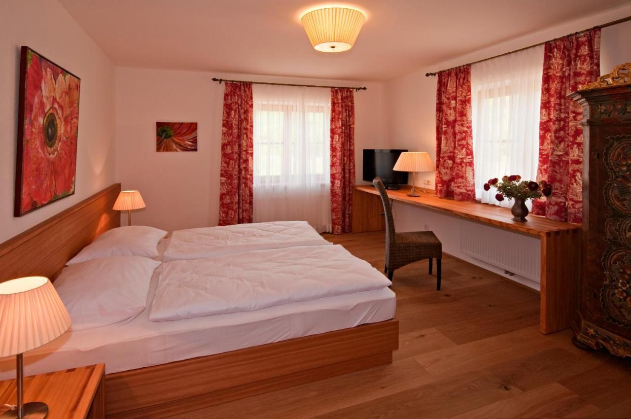 Gastehaus Schloss Bernau Hotell Fischlham Rum bild